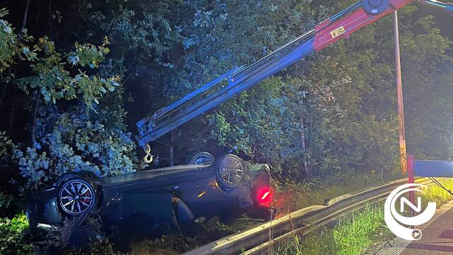 E313 : slippartij op afrit Grobbendonk eindigt in gracht, 4 gewonden - extra foto's