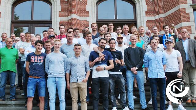 Feestelijke hulde KFC Oosterzonen in gemeentehuis
