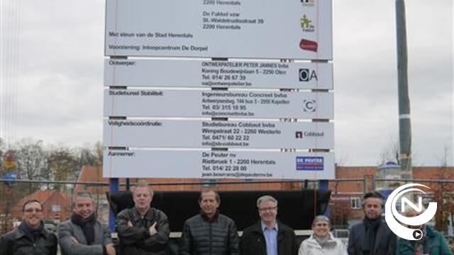 'Eerstesteenlegging' Inloopcentrum De Dorpel aan Boerenkrijglaan 