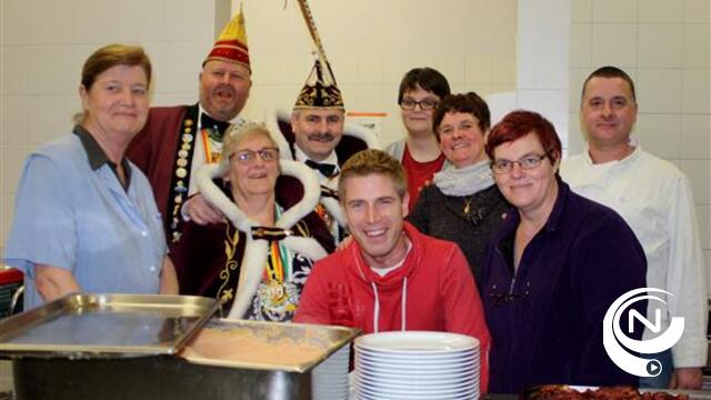 Carnavalsvereniging De Heiknuiters viert Vette Dinsdag met wortelstoemp en spek