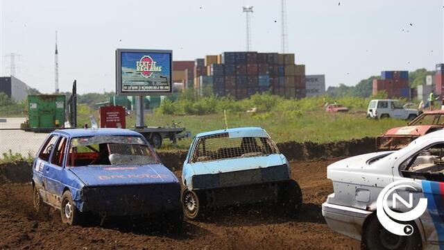 Crosser vast in wrak op autocross, brandweer grijpt in