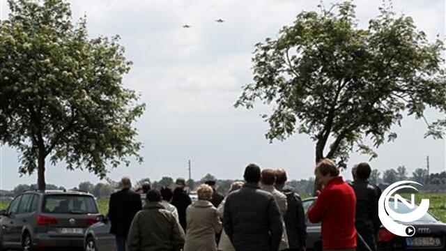 F-16's vliegen over Kasterlee voor herdenking crash Stirling bommenwerper WO II 