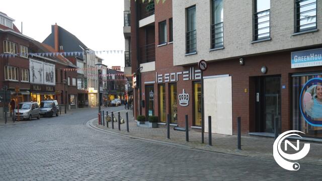 Auto rijdt tegen gevel kledingzaak La Sorella in Zandstraat 
