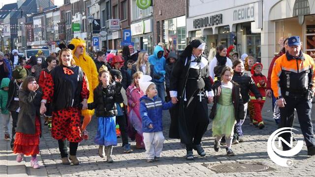 Kleurrijke carnavalstoet MPI De Mast Menenstraat