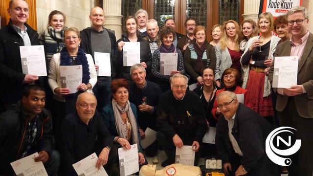 AED-cursisten ontvangen brevetten van het Rode Kruis 