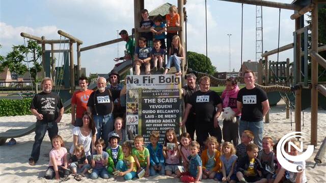 Billie van FC De Kampioenen belooft met zijn De Planken vuurwerk voor kinderen op Na Fir Bolg