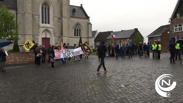 Pegida-manifestatie lokt 40 sympathisanten, buurtfeest Heist Bloeit 250 feestvierders