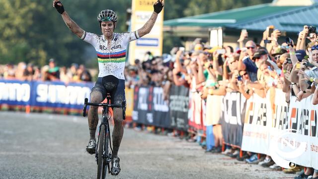 Wout Van Aert wint in Iowa, steviger leider in Wereldbeker 