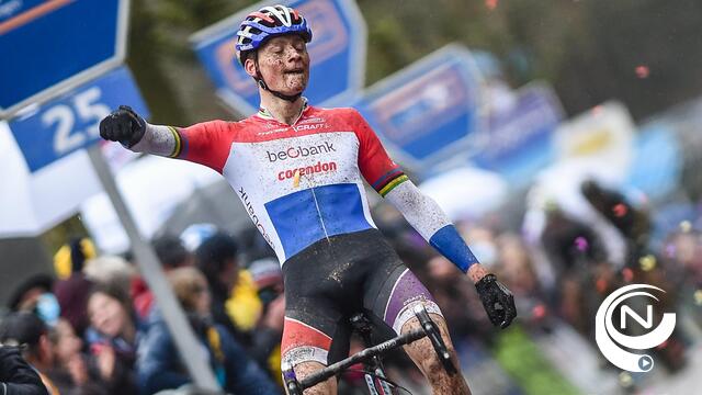 Van der Poel haalt voor 13.000 fans zijn gram in Krawatencross en wint van Van Aert 