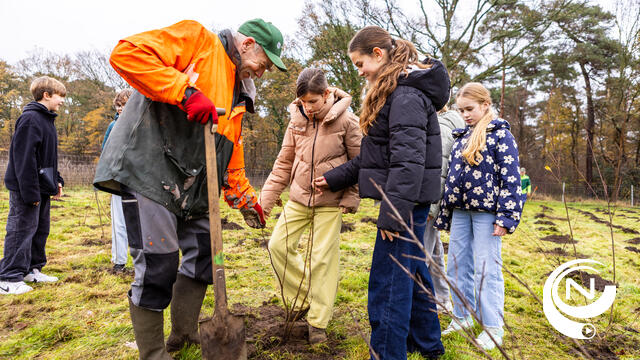 Leerlingen BS Wijngaard kOsh planten 2.800 jonge bomen op veld Rozenstraat Herentals : "Leerrijk en binnen 20 jaar ONS bos...""