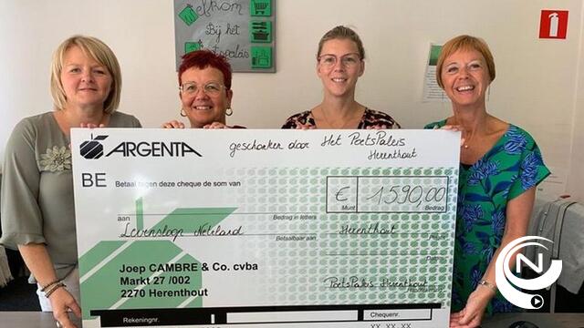 Poetspaleis huishoudhulpen schenken cheque van €1.590 aan Levensloop