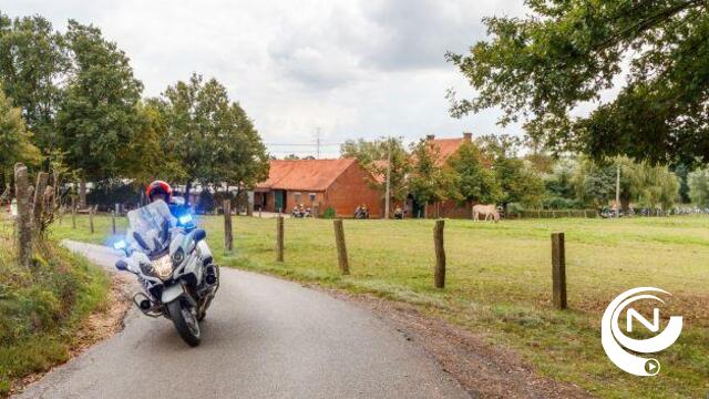 Koerier dumpt 14 'afgeleverde' postpakketjes langs kant van de weg in Olmen: politie vindt alle eigenaars terug