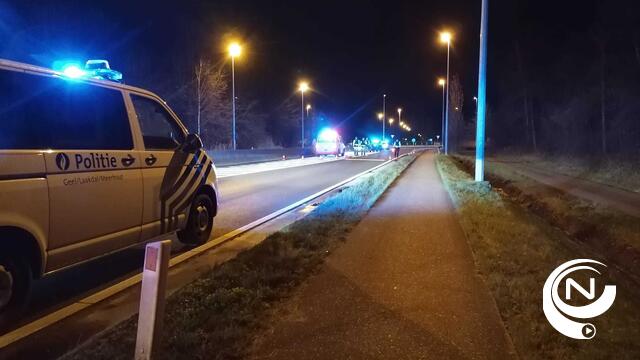 SUV over de kop op rotonde IOK Geelse Ring : 1 lichtgewonde, verkeerslicht vernield