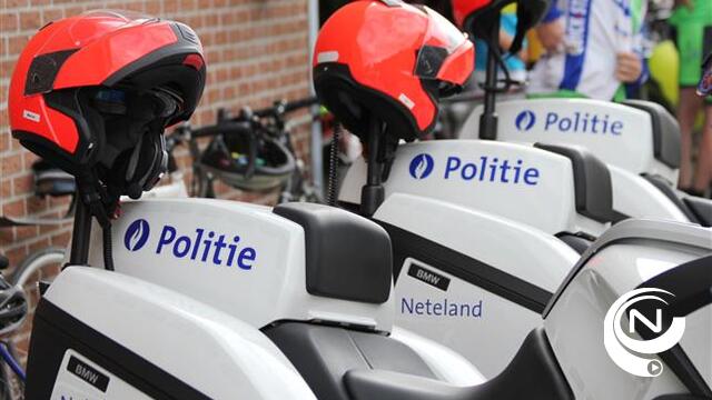Inspecteurs politie Neteland schenken 700 euro aan Kom op tegen Kanker 