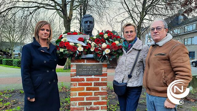Rouwregister Rik Van Looy in geboortedorp Grobbendonk - familie De Voeght legt krans neer aan borstbeeld op Astridplein
