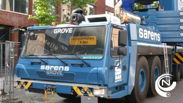 Telescoopkraan Sarens kantelt in Lier