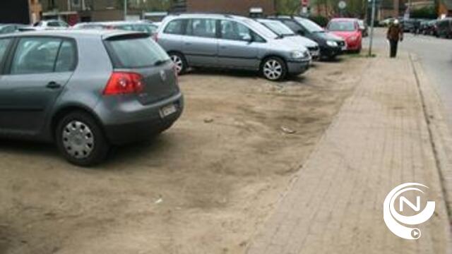 Gemeentebestuur sluit braakliggend terrein naast parking De Schans af