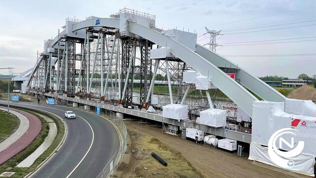 Open Wervendag boeit 1.800 nieuwsgierigen aan nieuwe spoorbrug Lierseweg : 'Dit is puur vakmanschap!'