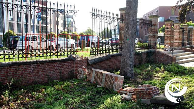 Vandalen vernielen deel omheining stadspark