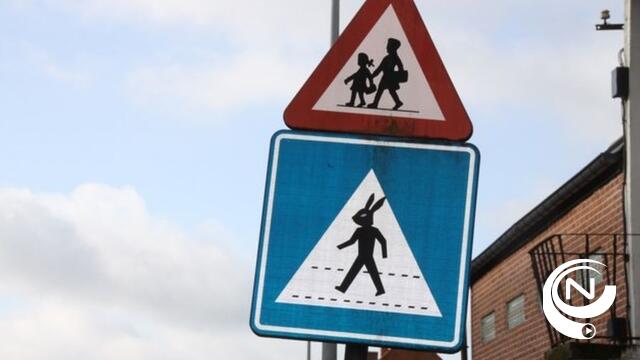 Verkeersborden met konijntjes en stokstaartjes in Stoetersdorp