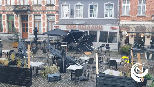 Nachtelijke storm richt ravage aan : terrassen Grote Markt in het rond, boom op Bouwelse Steenweg, gat in HYC-ijsbaan dak