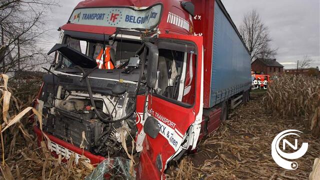 Vrachtwagen richt ravage aan op Olenseweg ter hoogte van supermarkt Carrefour