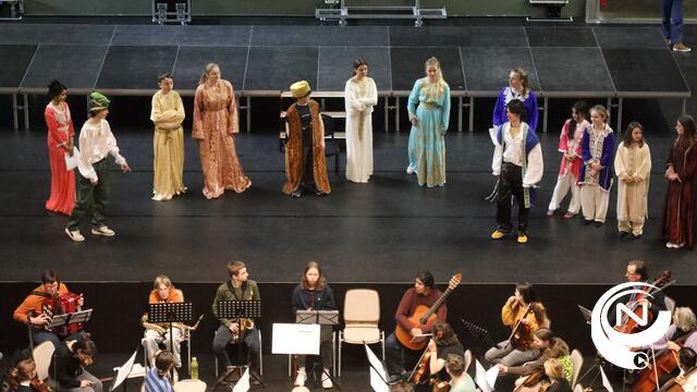 Repetities muziektheater 'Amira' Mol in volle gang