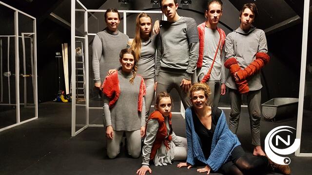 Theaterling doet je naar Oidipous kijken