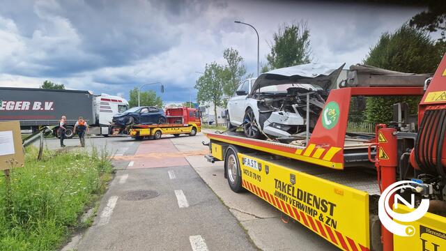 3 auto's botsen op Toekomstlaan aan op- /afrit E313 : 1 gewonde naar ziekenhuis