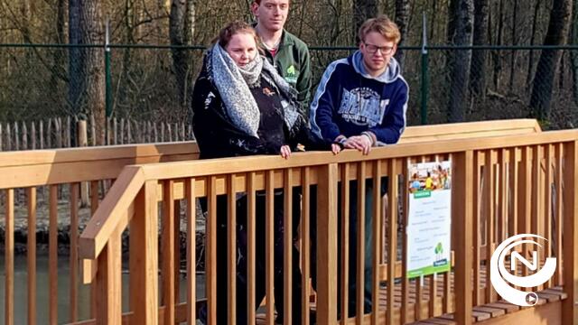 Nieuwe zelfgemaakte brug over recent aangelegde vijver op BuSO Tongelsbos