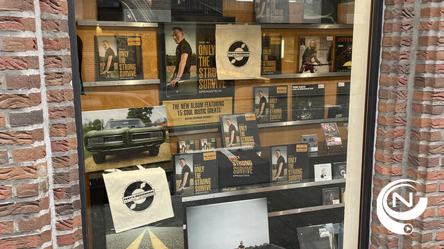 Vitrine van 'Tony's Muziekhuis' in Geel gaat viraal dankzij post van rockster Bruce Springsteen