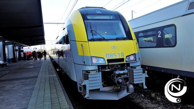 Te hoog geladen vrachtwagen rijdt tegen spoorwegbrug in Mol: treinverkeer tussen Mol en Neerpelt tijdlang onderbroken