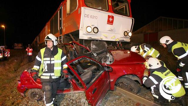 Goederentrein sleurt personenwagen mee aan Rietbroek-Lierseweg Herentals : 67-jarige zwaargewond - exclusieve foto's