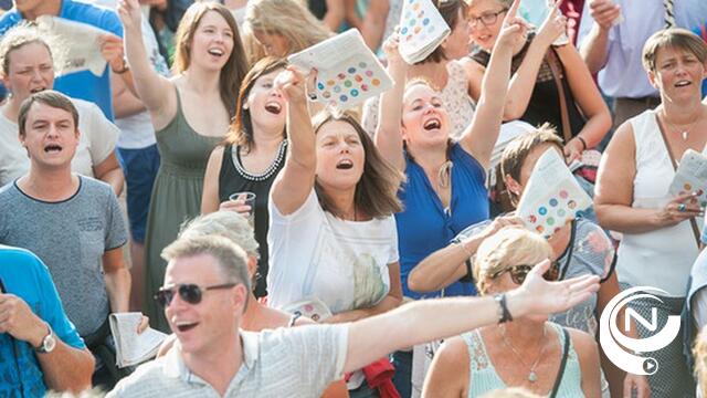 Al zingend de zomer in...