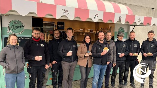 Warme wafels van  IJssloeberke voor ‘cool personeel’ van DR technieken Tielen
