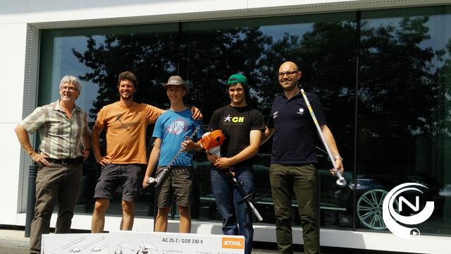 VZW Oosterbos Weerwerk ontvangt  Stihl-haagschaar van Garage Hermans Audi-VW