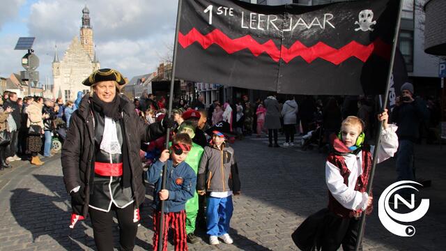 Kleurrijke carnavalparade (W)Onderwijs in centrumstraten - extra foto's