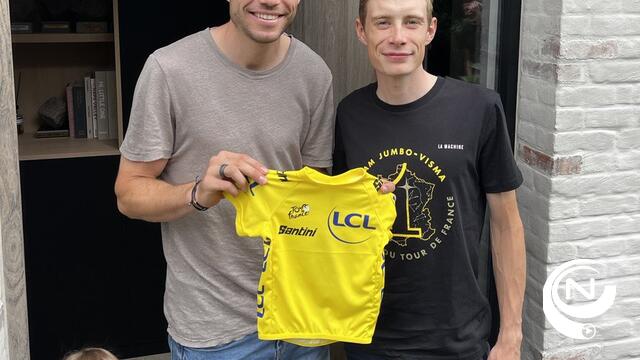 Jonas Vingegaard, Tourkoning, bij Wout van Aert thuis in Herentals : geletruitje voor baby Jerome surprise