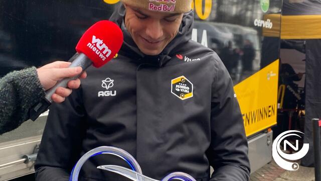 Wout van Aert omarmt z'n Kristallen Fiets op cross in 'z'n' Herentals