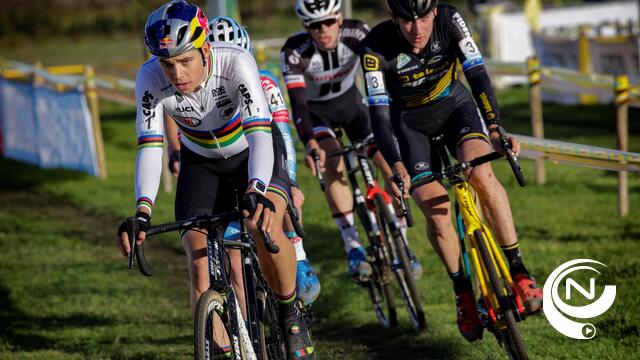Van der Poel laat uitdagers al na halve ronde voor 2e plaats crossen, Van Aert 2e