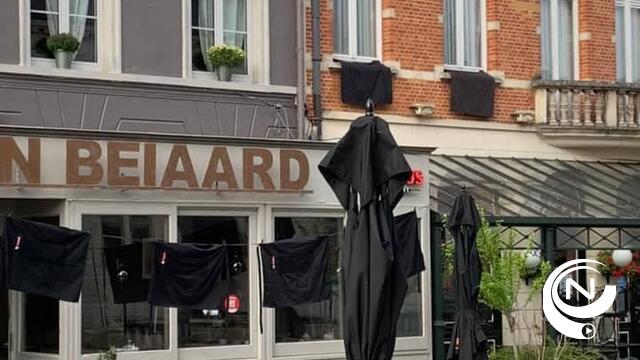 Zwarte horeca-vlaggen op Grote Markt