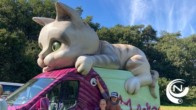 Succesvolle Boswandeling De Herentalse Zwerfpoezen vzw : "Hondenbaasjes en kattenvriendjes hand in hand"