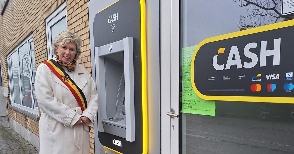 Burgemeester laakdal aan cashpunt