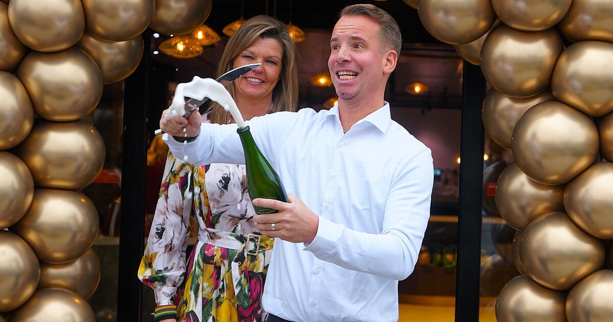 Cedric besabelt een fles champagne met succes
