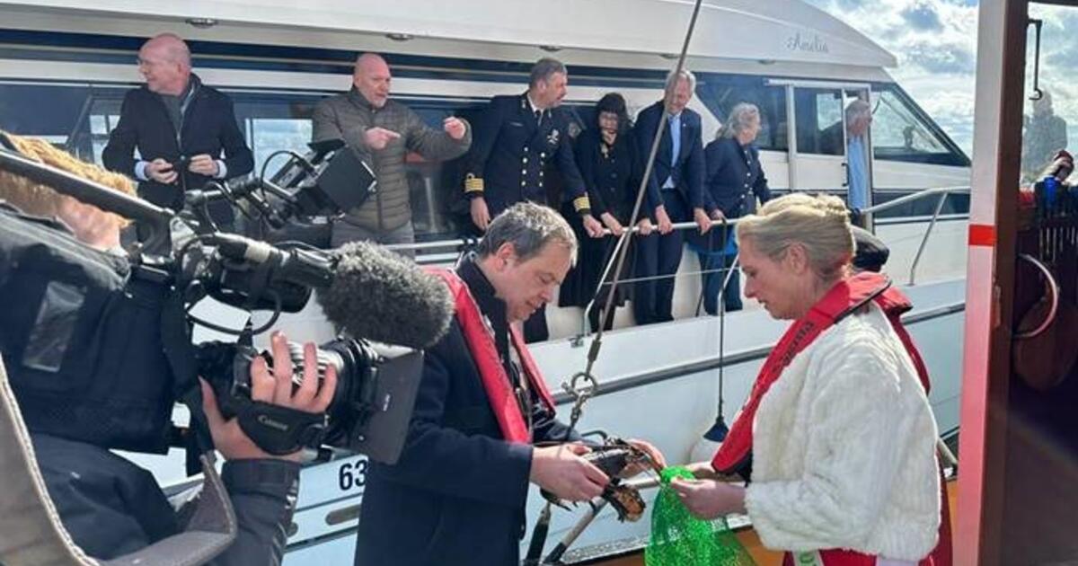De burgemeester en kreeftenkoningin ontvangen de eerste Oosterscheldekreeft - foto Olivier Verwest