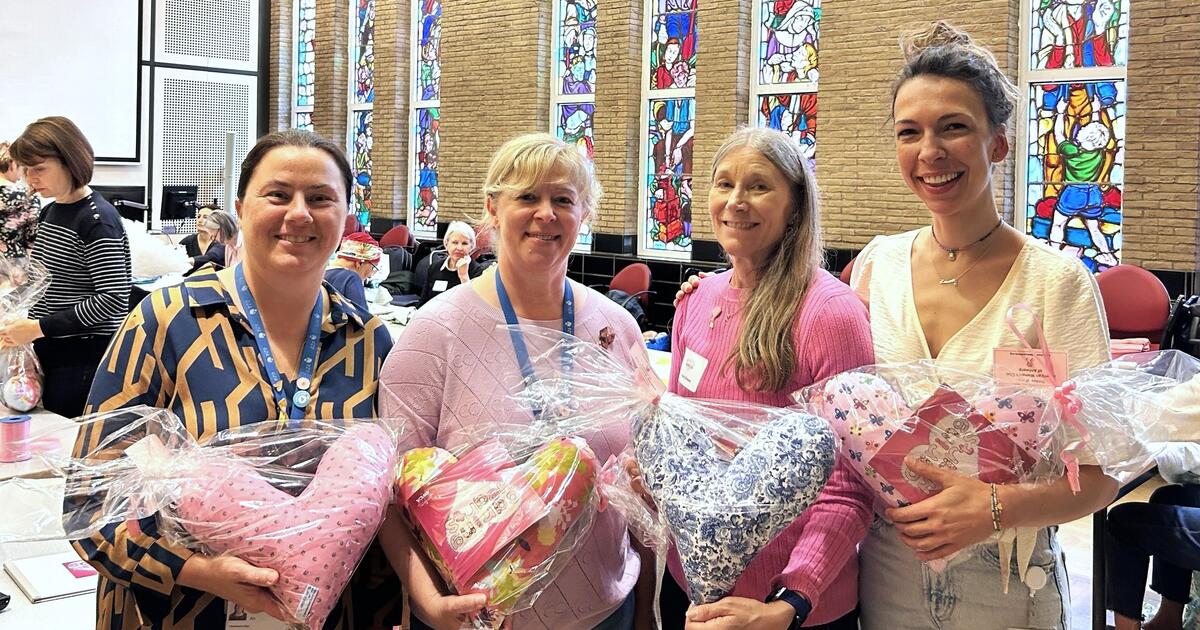 Borstkliniek van GZA Ziekenhuizen en de American Women’s Club of Antwerp (AWCA) samen kussentjes voor borstkankerpatiënten