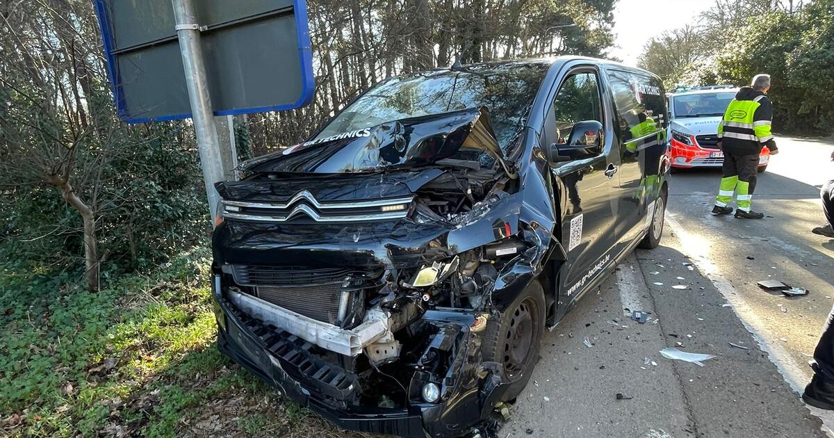 Ongeval met 2 wagens op Herentalseweg Herenthout : 1 auto botst tegen stilstaande vrachtwagen, andere tegen paal  