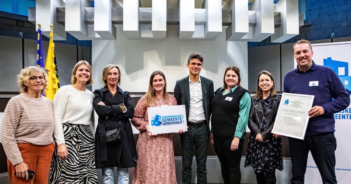 Werkgroep Kindvriendelijke gemeente en Vlaams minister van Jeugd Benjamin Dalle