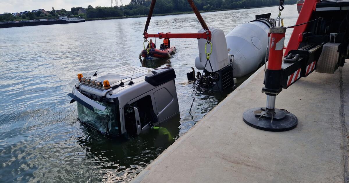 Betonmixer Centerbeton in Albertkanaal aan Poel