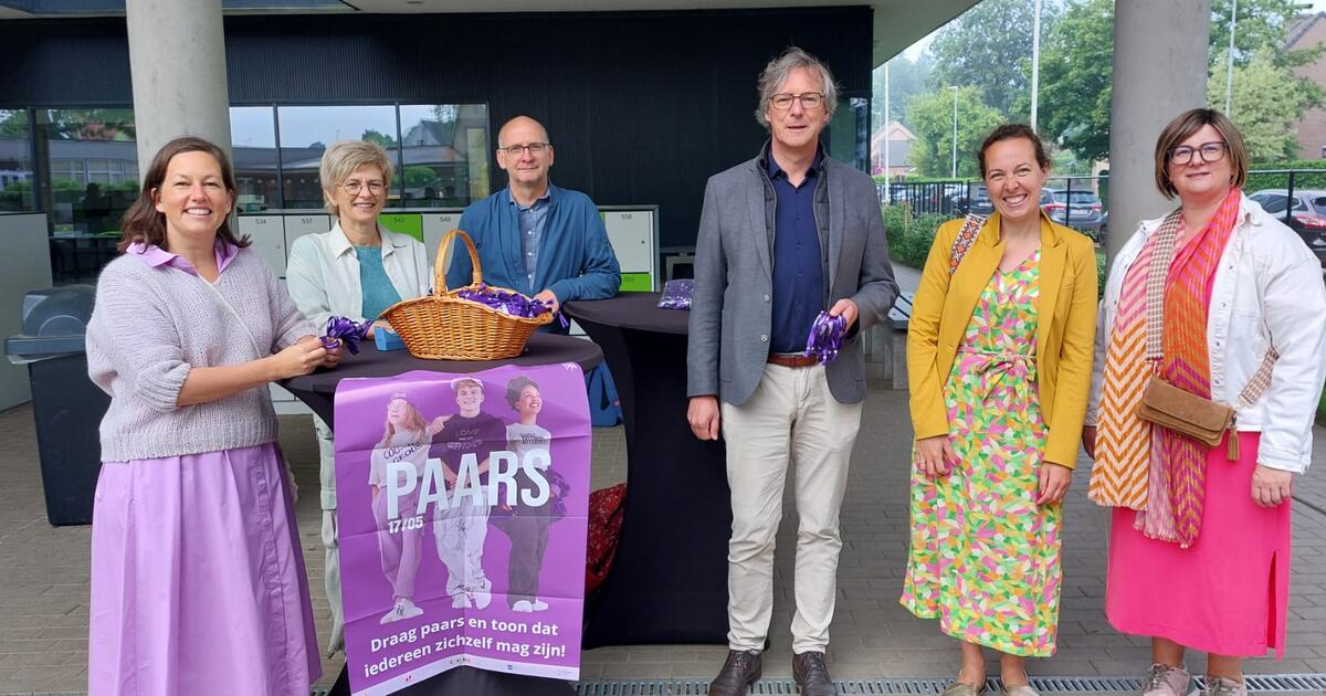Schepen Rein Sobrie - directrice Els Goris - schepen Rob Guns - Burgemeester Ward Kennes en twee leerkrachten deelden paarse armbandjes uit